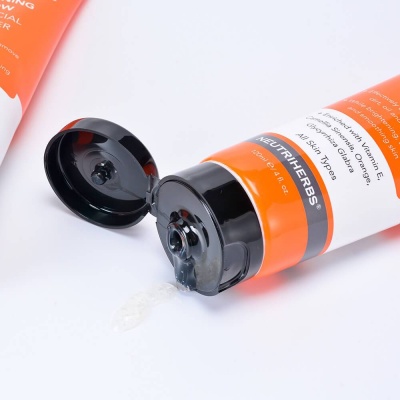 neutriherbs-vitamin-c-brightening-glow-facial-cleanser-daily-alkoholfri-5