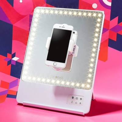 sminkspegel-Glamcor-riki-loves-riki-skinny-sverige-sminkspegel-med-belysnins-selfie-youtube-med-led-lampa-bluetooth